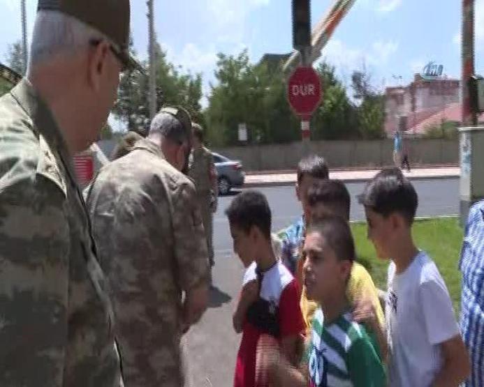 Hulusi Akar ve komutanlar Diyarbakırda: Suru gezdiler