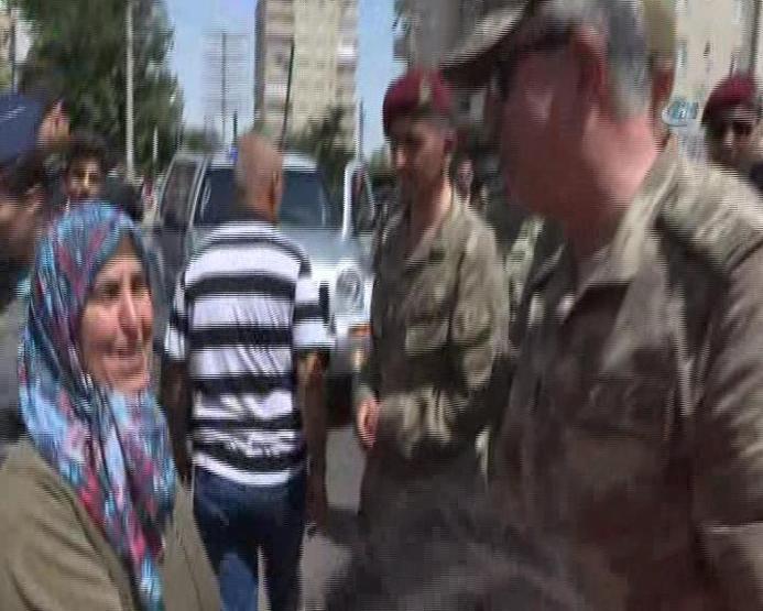 Hulusi Akar ve komutanlar Diyarbakırda: Suru gezdiler