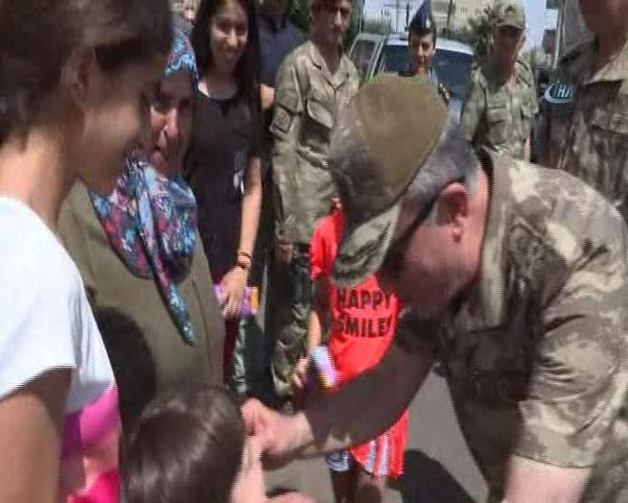 Hulusi Akar ve komutanlar Diyarbakırda: Suru gezdiler