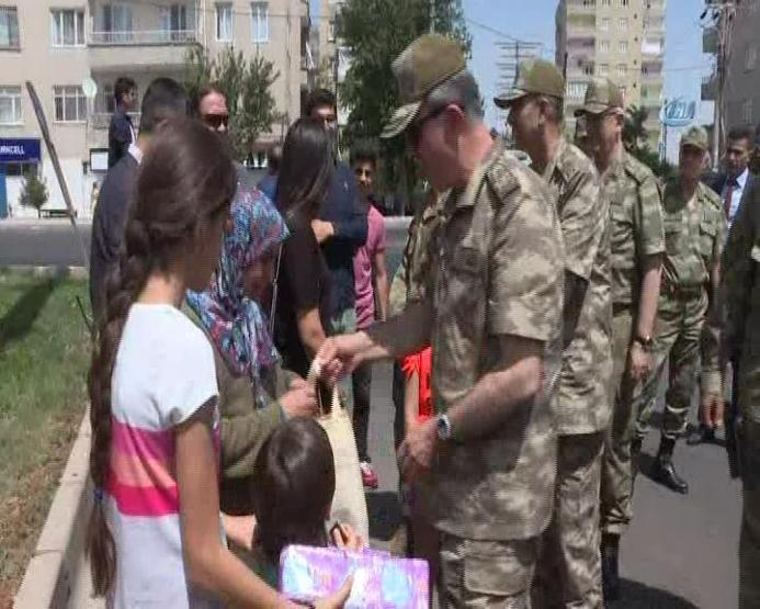 Hulusi Akar ve komutanlar Diyarbakırda: Suru gezdiler