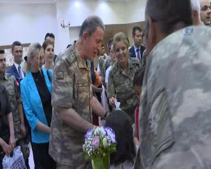 Hulusi Akar ve komutanlar Diyarbakırda: Suru gezdiler