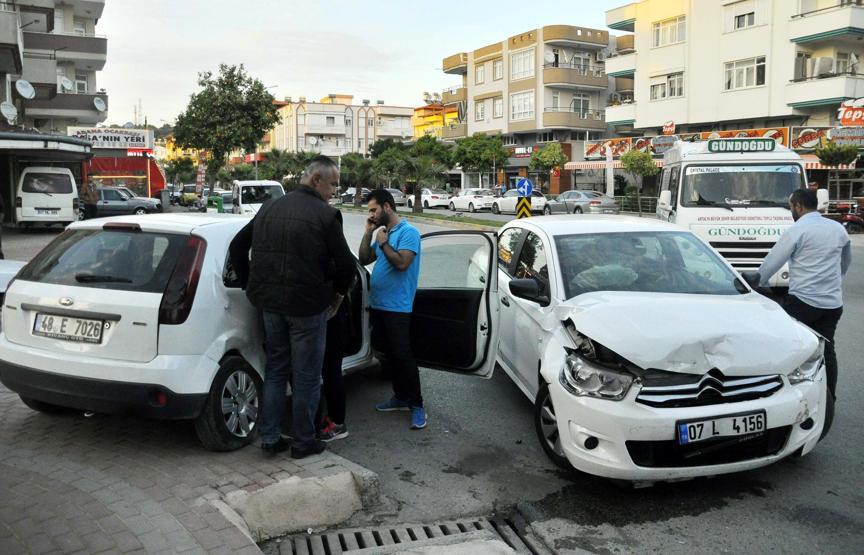 Antalyadaki kaza anı güvenlik kamerasında