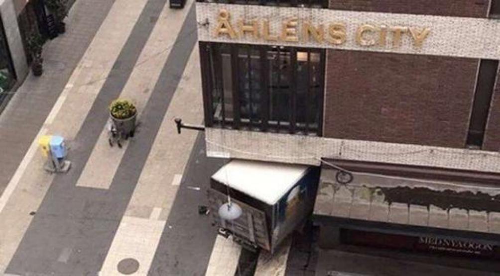 İsveçteki kamyon saldırısından ilk kareler