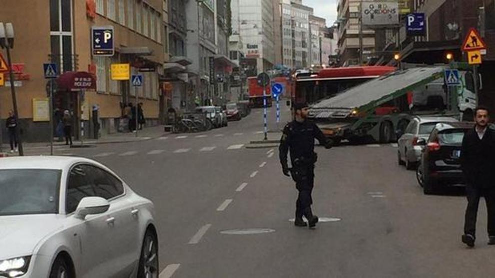 İsveçteki kamyon saldırısından ilk kareler