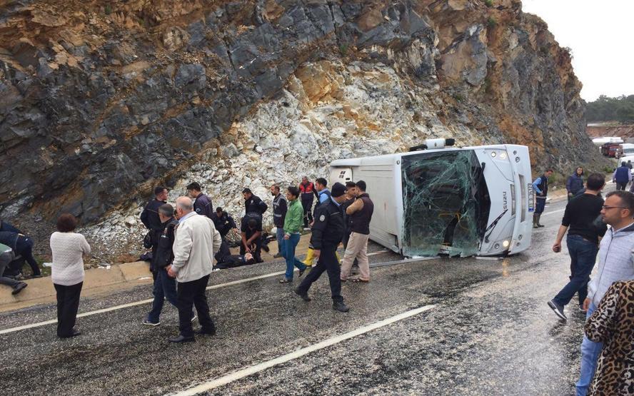 Mersinde çevik kuvveti taşıyan otobüs devrildi