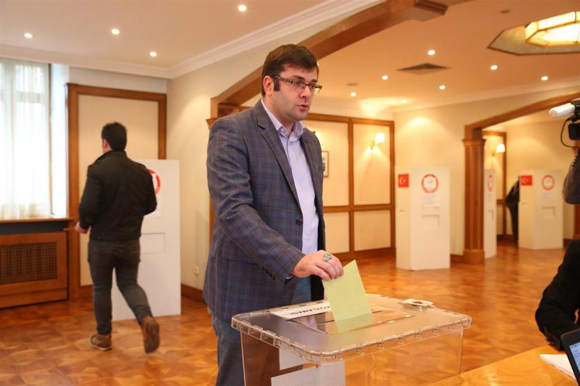 Yurtdışında Türk seçmenler referandumda oy kullanıyor