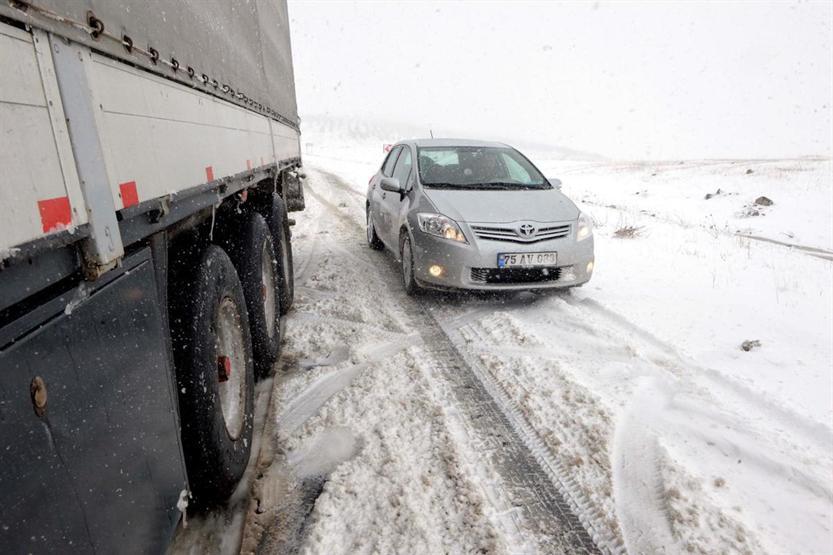 Ardahanda ulaşıma kar ve tipi engeli