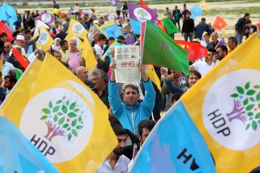 HDPli Dengir Mir Mehmet Fırat, Rabia işareti yaptı