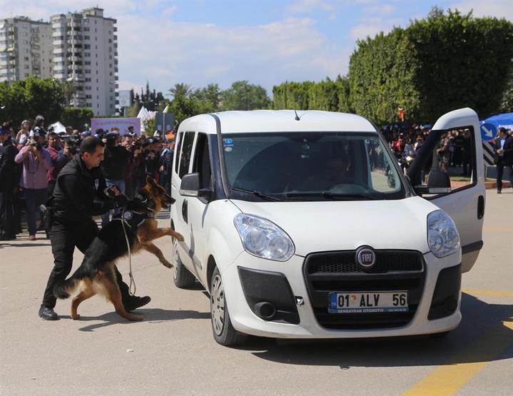Polislerden nefes kesen gösteri