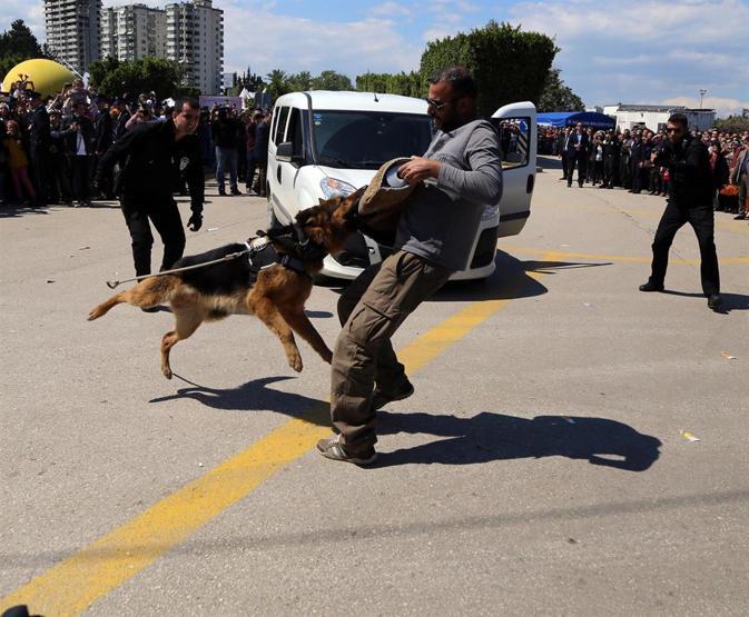 Polislerden nefes kesen gösteri
