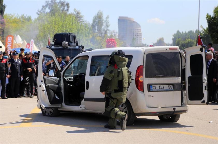 Polislerden nefes kesen gösteri
