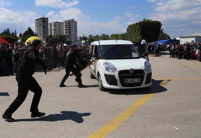Polislerden nefes kesen gösteri