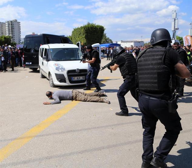 Polislerden nefes kesen gösteri