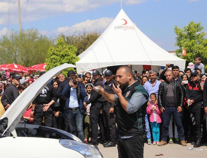 Polislerden nefes kesen gösteri
