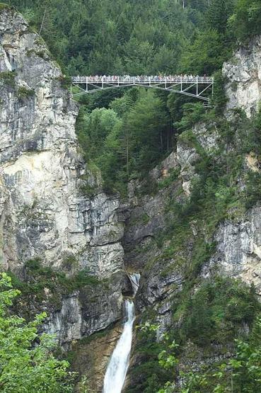 Buralarda yürümek cesaret ister