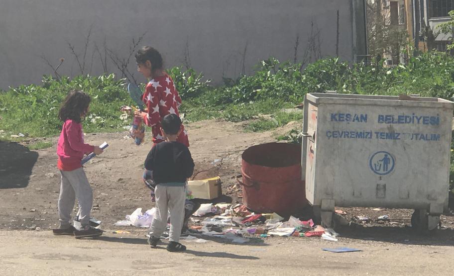 Çöpteki defterlere sevinen çocuklar yürek sızlattı