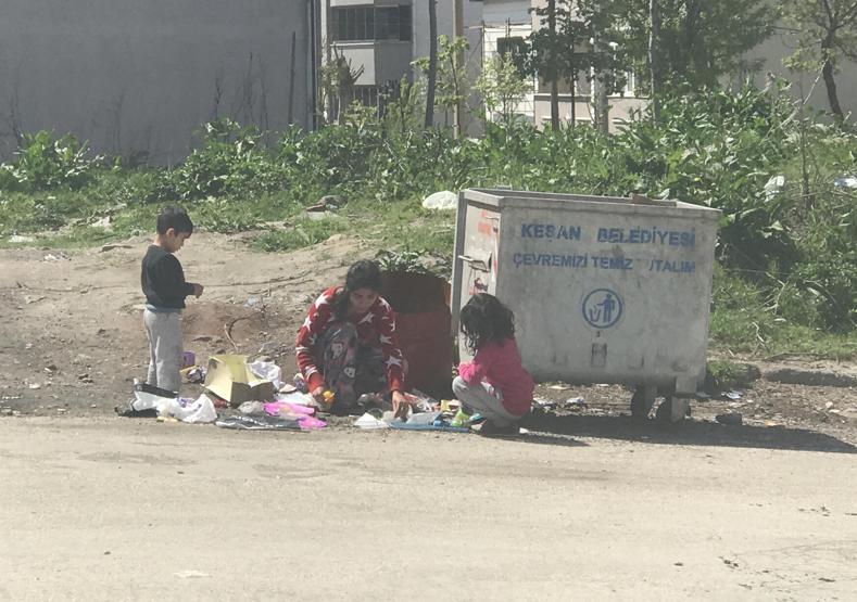 Çöpteki defterlere sevinen çocuklar yürek sızlattı