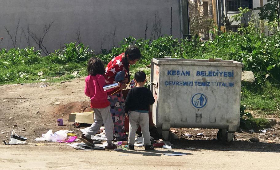Çöpteki defterlere sevinen çocuklar yürek sızlattı