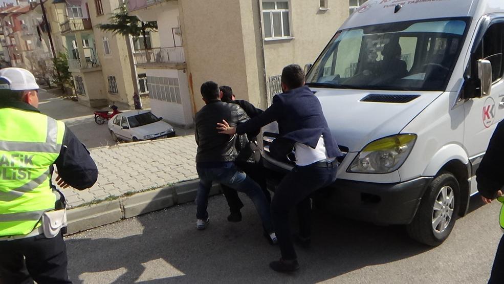 Karamanda kaza yapan oğlunu sopayla kovaladı