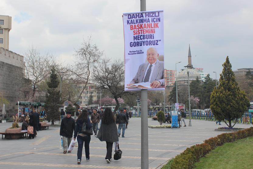 Erbakanlı evet afişleri kaldırıldı, yerine başka afiş asıldı