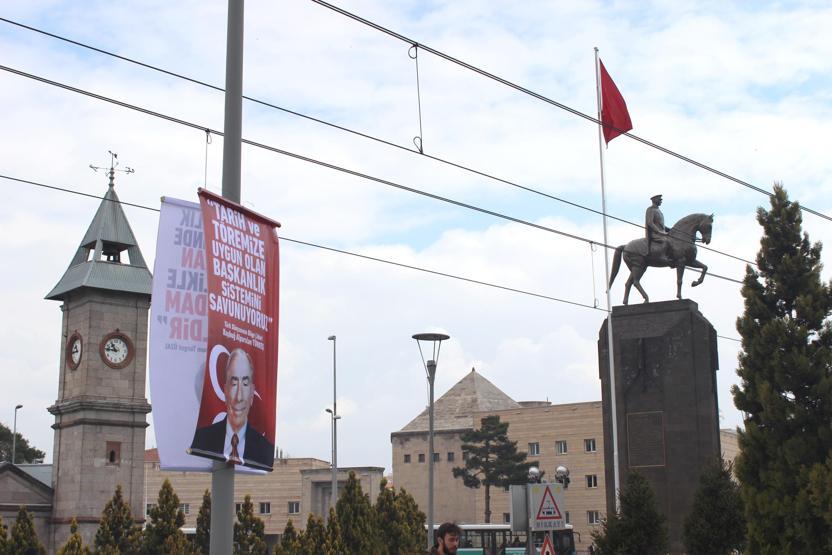 Erbakanlı evet afişleri kaldırıldı, yerine başka afiş asıldı