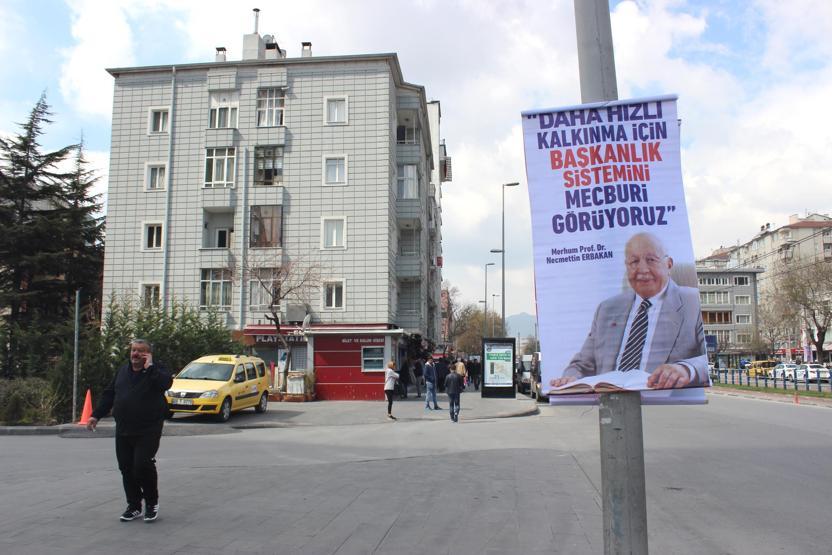 Erbakanlı evet afişleri kaldırıldı, yerine başka afiş asıldı