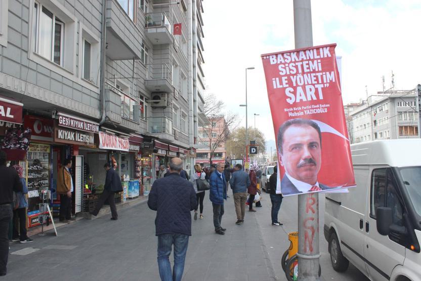 Erbakanlı evet afişleri kaldırıldı, yerine başka afiş asıldı