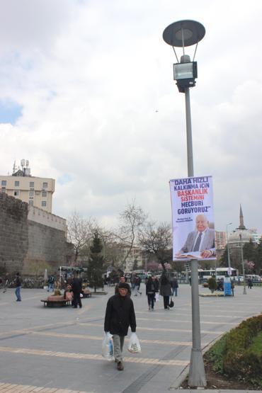 Erbakanlı evet afişleri kaldırıldı, yerine başka afiş asıldı