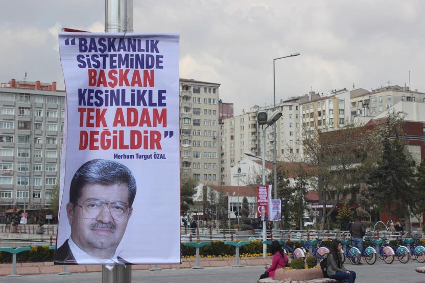 Erbakanlı evet afişleri kaldırıldı, yerine başka afiş asıldı