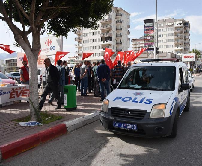 AK Partinin referandum standına saldırı