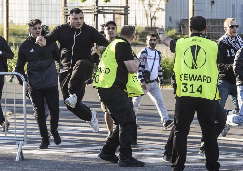 Lyon taraftarı sahaya indi