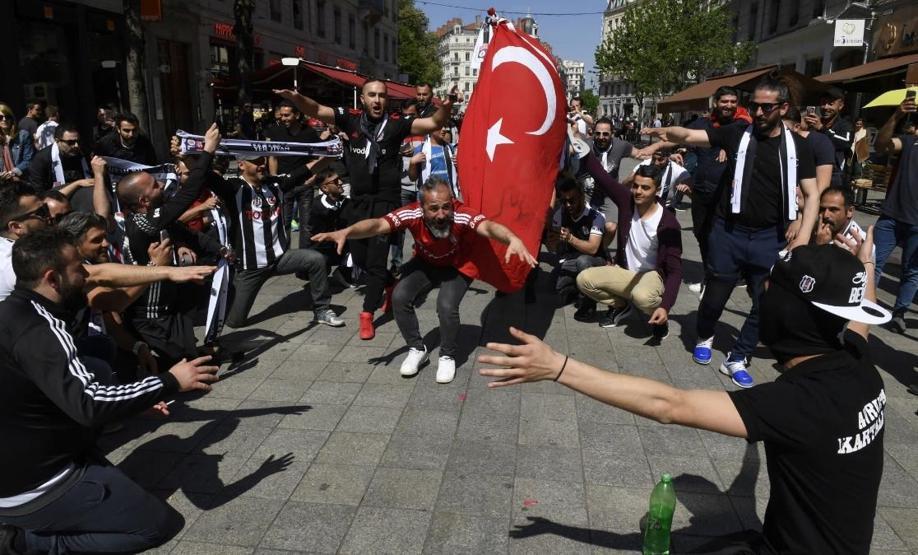Lyon taraftarı sahaya indi