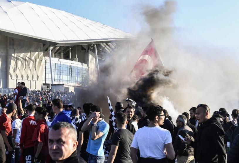 Lyon taraftarı sahaya indi