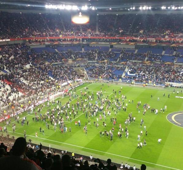 Lyon taraftarı sahaya indi