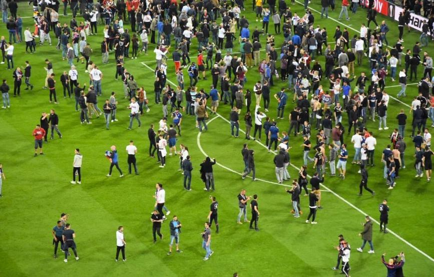 Lyon taraftarı sahaya indi