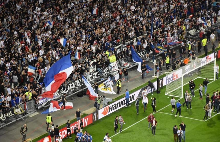 Lyon taraftarı sahaya indi