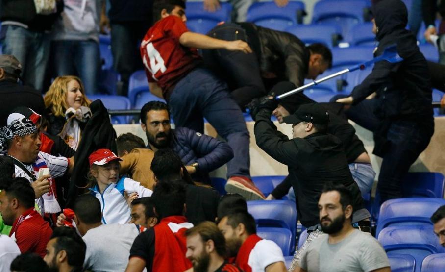 Lyon taraftarı sahaya indi