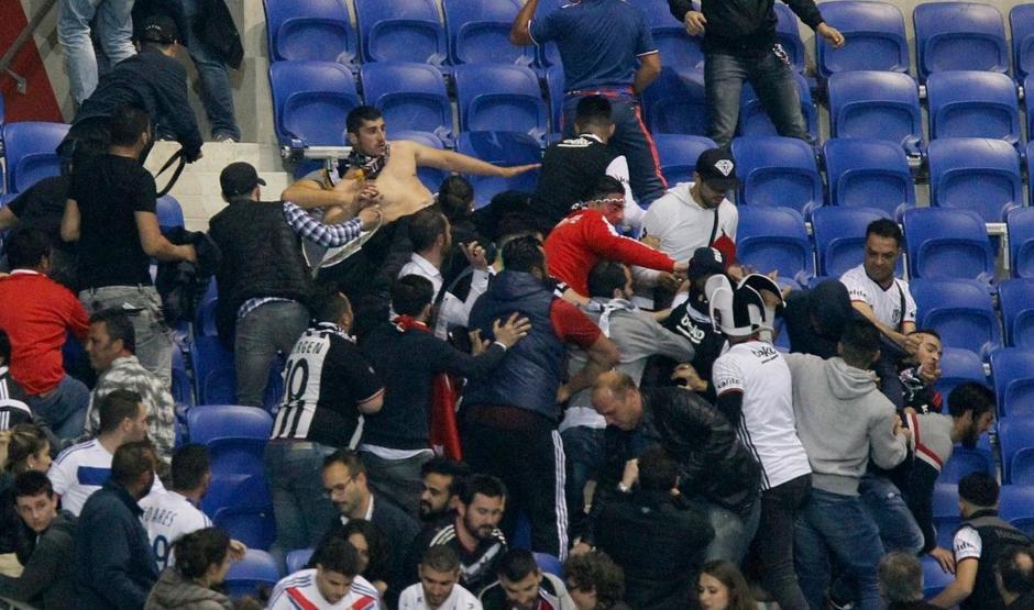 Lyon taraftarı sahaya indi