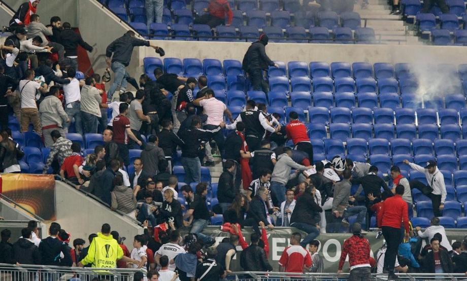 Lyon taraftarı sahaya indi