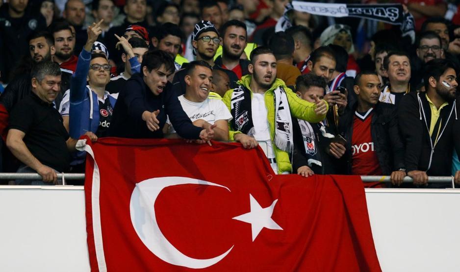 Lyon taraftarı sahaya indi