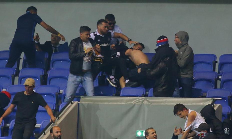 Lyon taraftarı sahaya indi