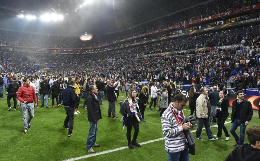 Lyon taraftarı sahaya indi
