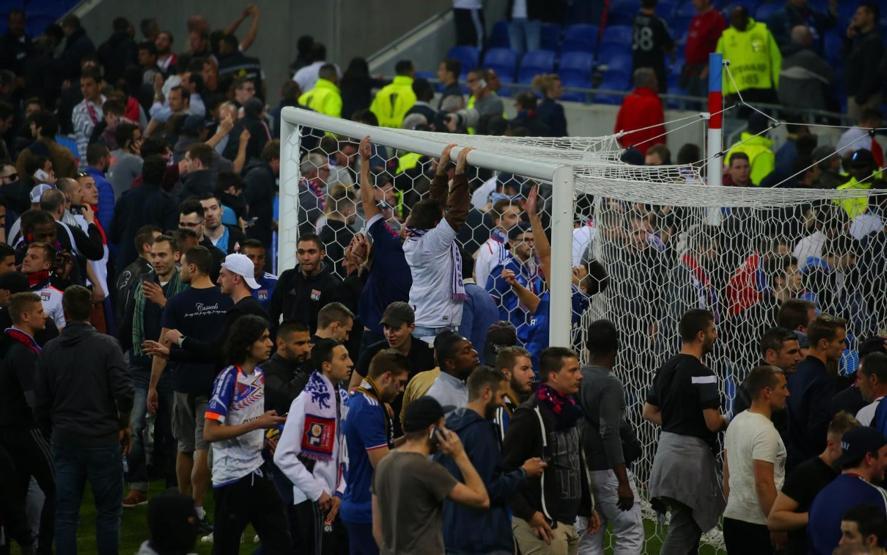 Lyon taraftarı sahaya indi