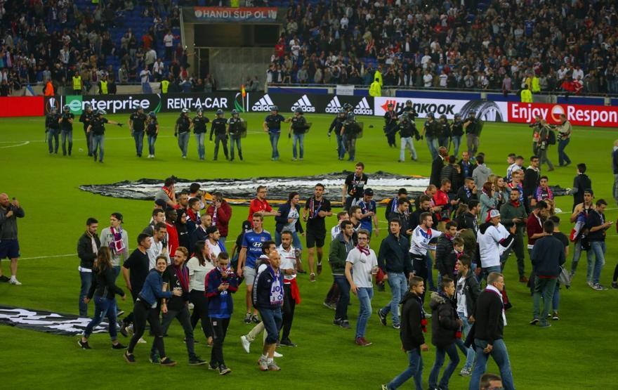 Lyon taraftarı sahaya indi