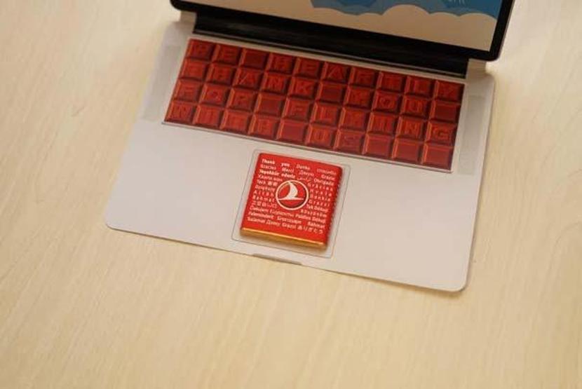 THYden yolculara laptop çikolata sürprizi
