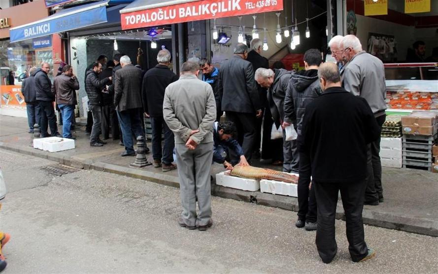 Sezonun son balıklarına yoğun ilgi