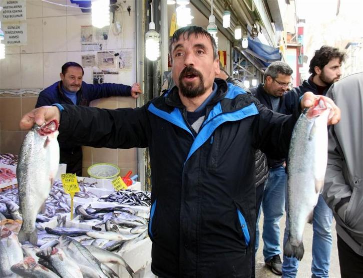 Sezonun son balıklarına yoğun ilgi