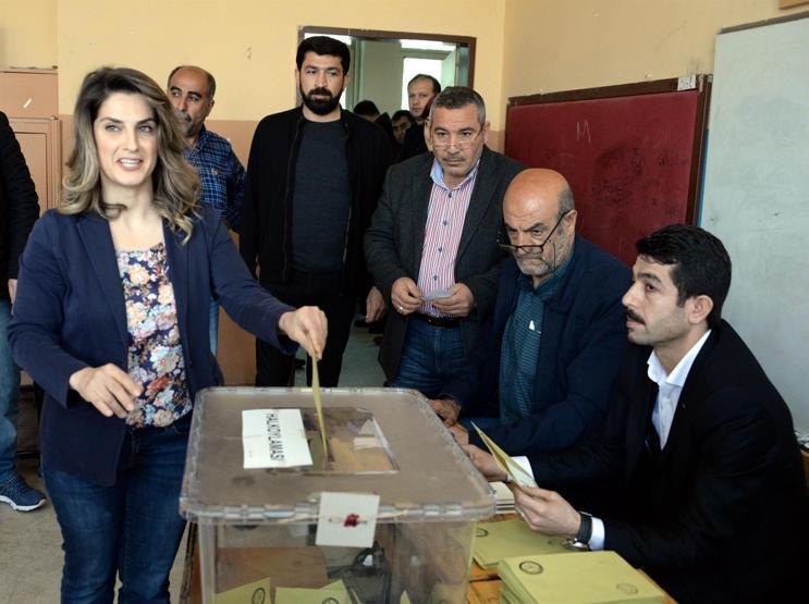 Başak Demirtaş tek başına oy kullandı