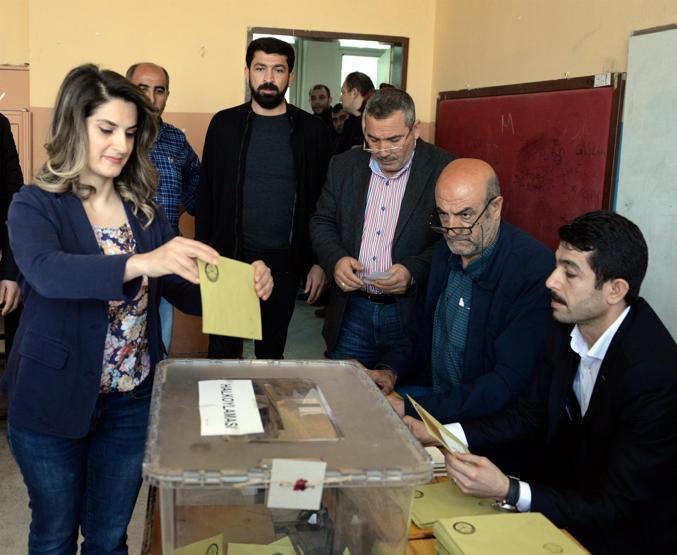 Başak Demirtaş tek başına oy kullandı