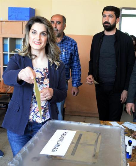 Başak Demirtaş tek başına oy kullandı